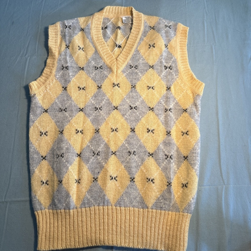 Vintage Argyle Wool Sweater Vest Mens Yellow Grey V-Neck Knit RN 57421 Hong Kong